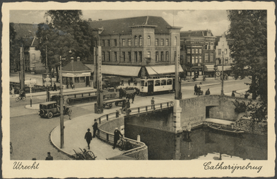 865015 Gezicht op de dubbele Catharijnebrug over de Stadsbuitengracht te Utrecht, met op de achtergrond bebouwing aan ...